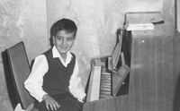 Der junge Jean-Luc Delmonac am Klavier